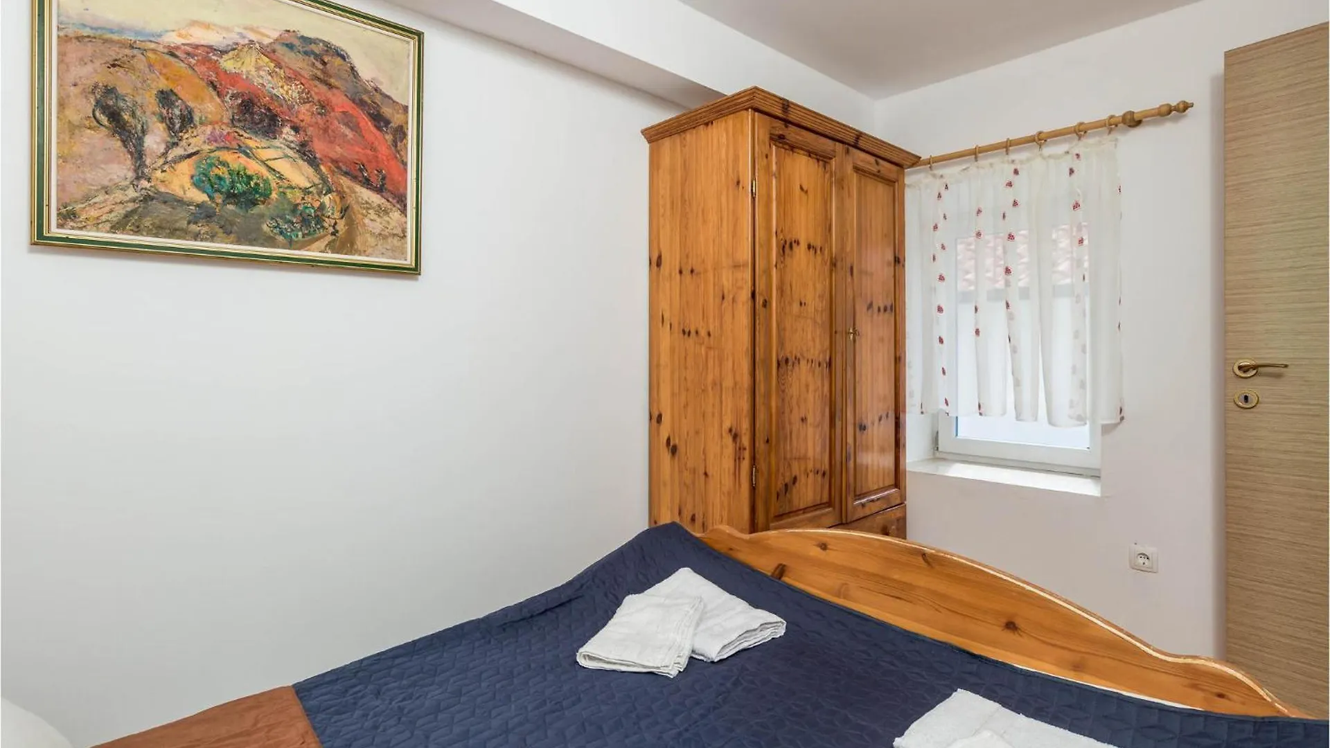 2 Bedroom Stunning Home In Jurdani Holiday home