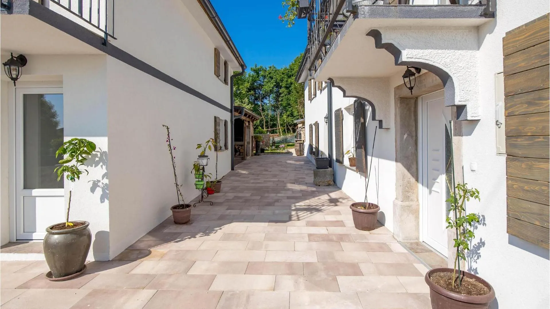 2 Bedroom Stunning Home In Jurdani Croatia