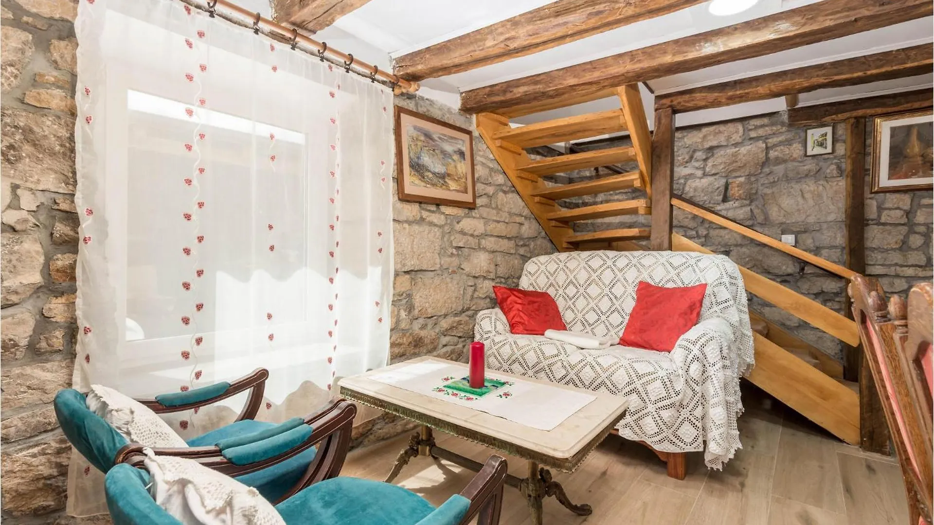 2 Bedroom Stunning Home In Jurdani Holiday home